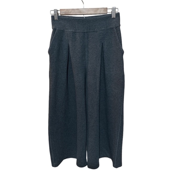 EUC - Lululemon - Can you feel the pleat pants - size 4 - dark charcoal color - Picture 8 of 9